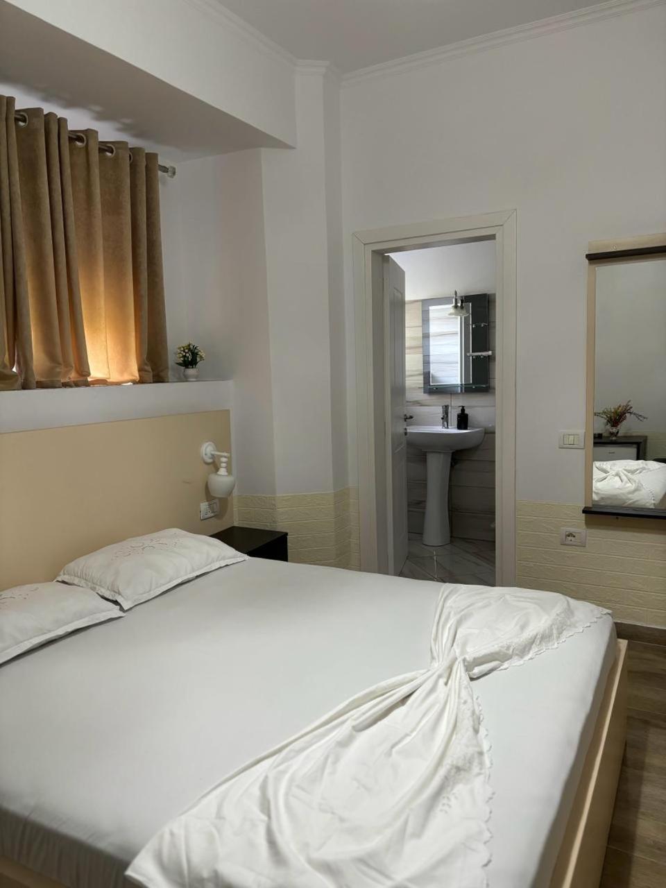 Guest House Adi Hoxha 베라트 외부 사진