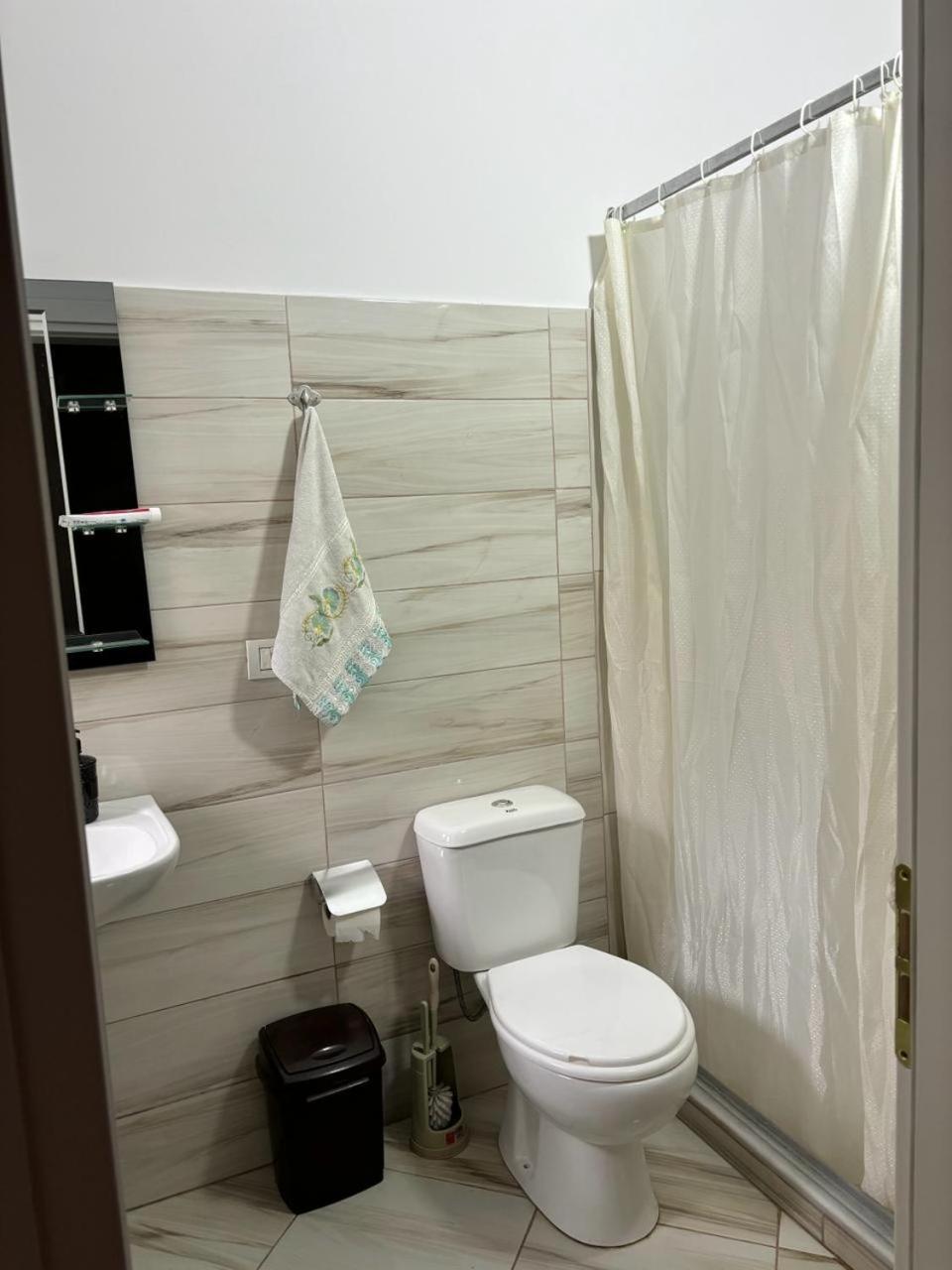 Guest House Adi Hoxha 베라트 외부 사진