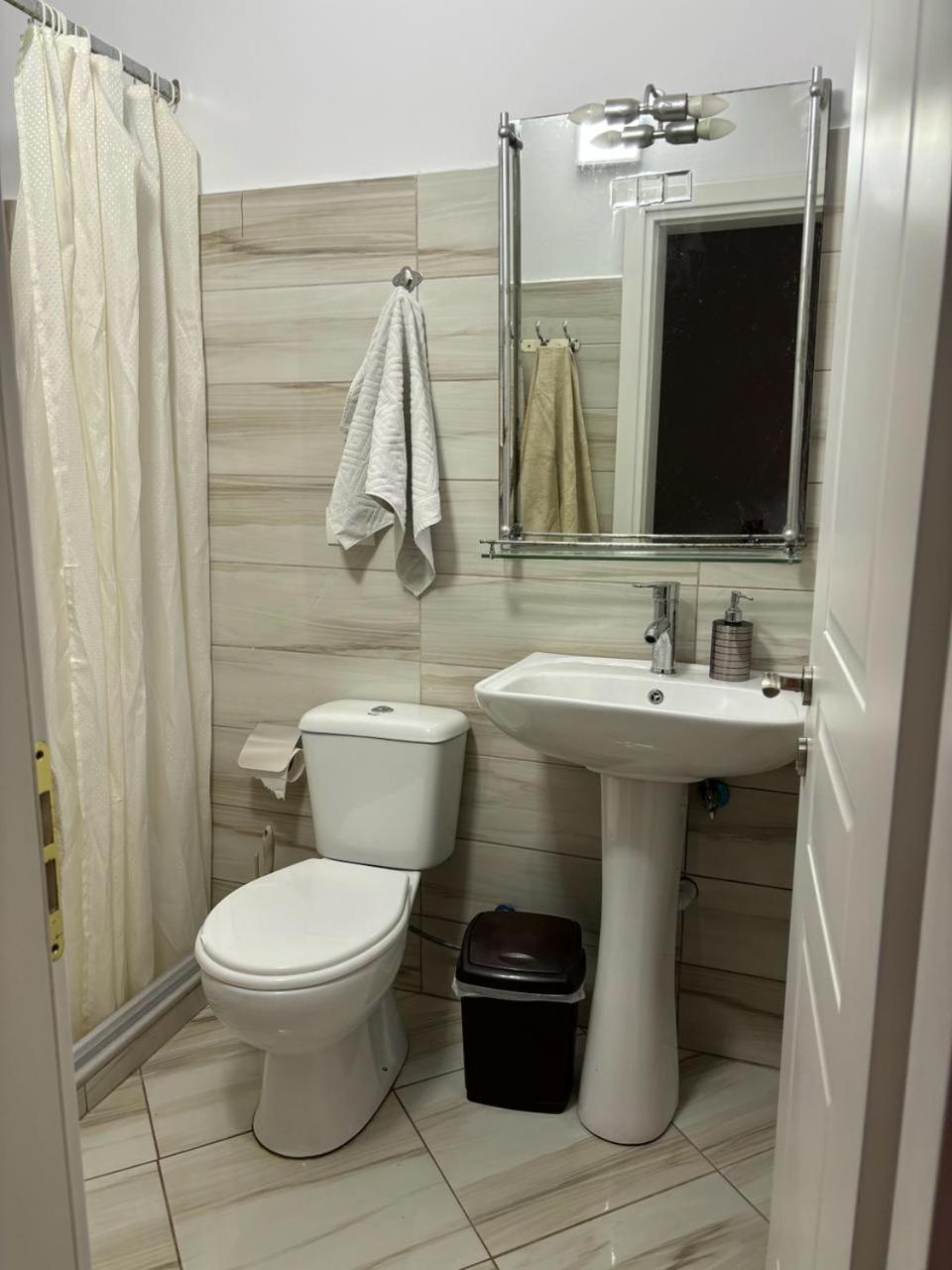 Guest House Adi Hoxha 베라트 외부 사진