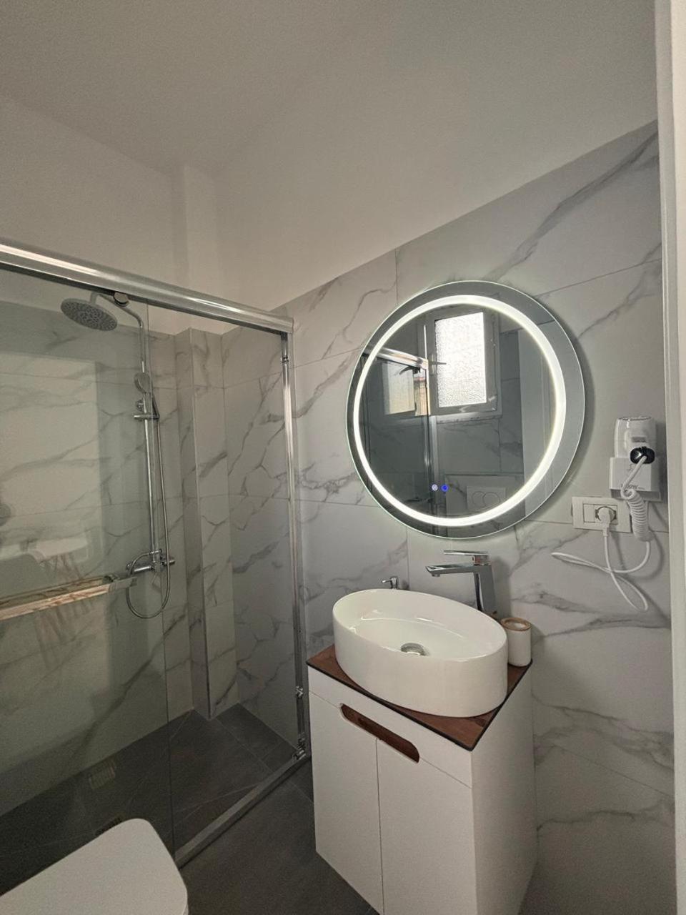 Guest House Adi Hoxha 베라트 외부 사진